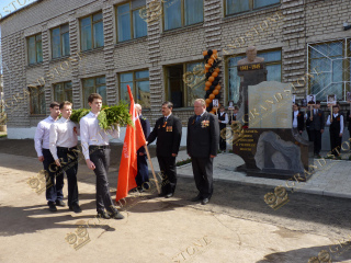 Воинский монумент, посвященный погибшим в ВОВ учителям и ученикам школы №4